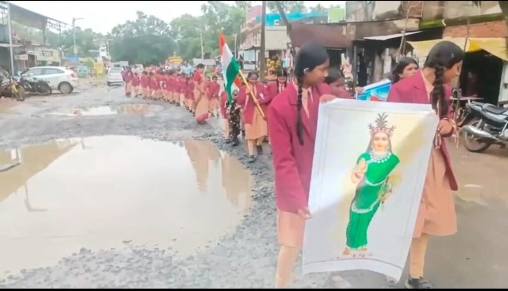 हाथ में तिरंगा, पैरों के नीचे गड्ढे… आजादी के 80 साल बाद भी मासूमों की राह बदहाल !