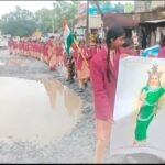 हाथ में तिरंगा, पैरों के नीचे गड्ढे… आजादी के 80 साल बाद भी मासूमों की राह बदहाल !