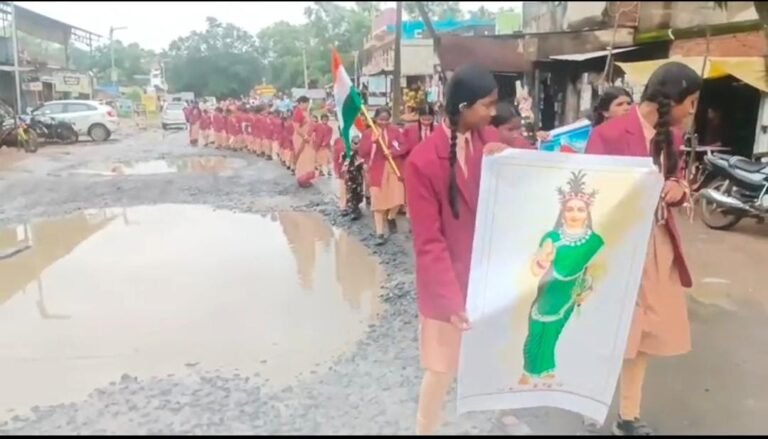 हाथ में तिरंगा, पैरों के नीचे गड्ढे… आजादी के 80 साल बाद भी मासूमों की राह बदहाल !