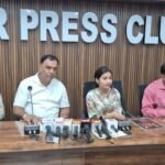 प्रेस क्लब में ‘ट्रिब्यूट टू द लेजेंडरी सिंगर्स’ के पोस्टर का विमोचन ।