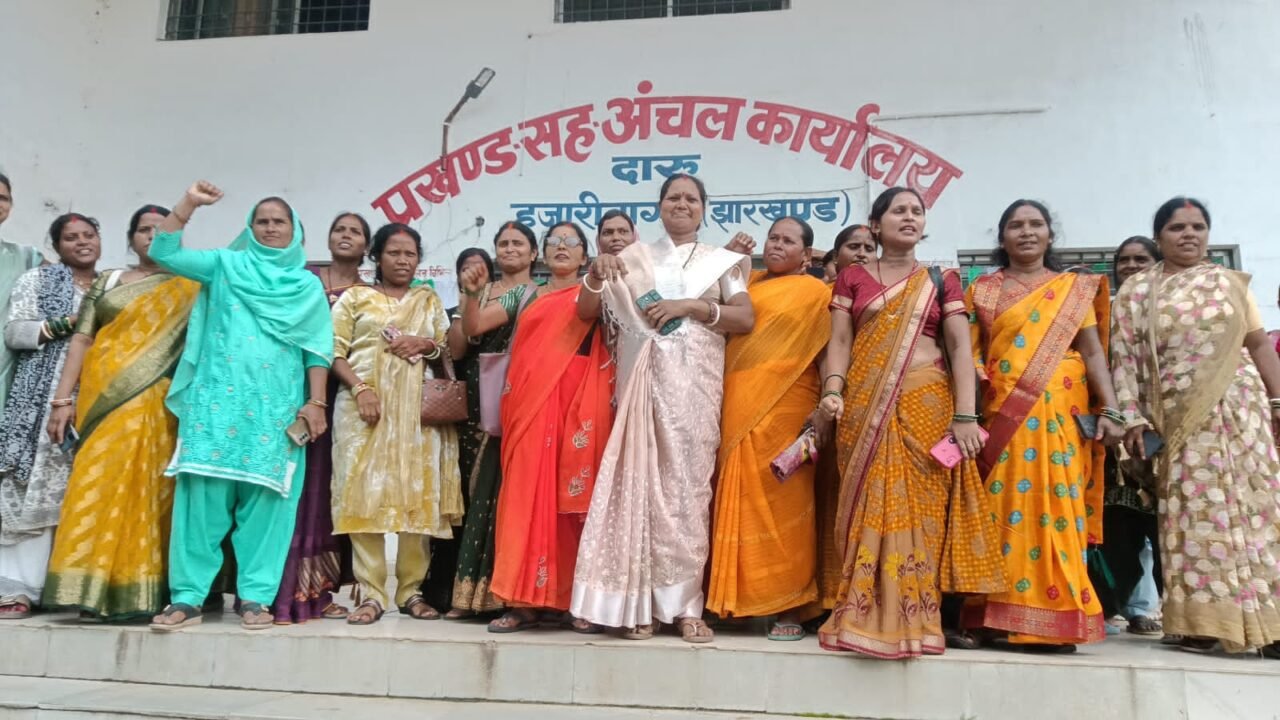 जे एस एल पी एस की महिलाओं का हंगामा, तीनों स्कूल में जड़ा ताला।  बीपीएम पर अभद्र व्यवहार का आरोप, तत्काल तबादले की मांग, 