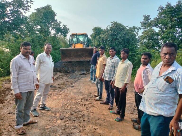 विधायक के निर्देश पर रांगामाटी, टीकर व डुमटांड़ मार्ग का मरम्मती कार्य तेजी से चल रहा ।