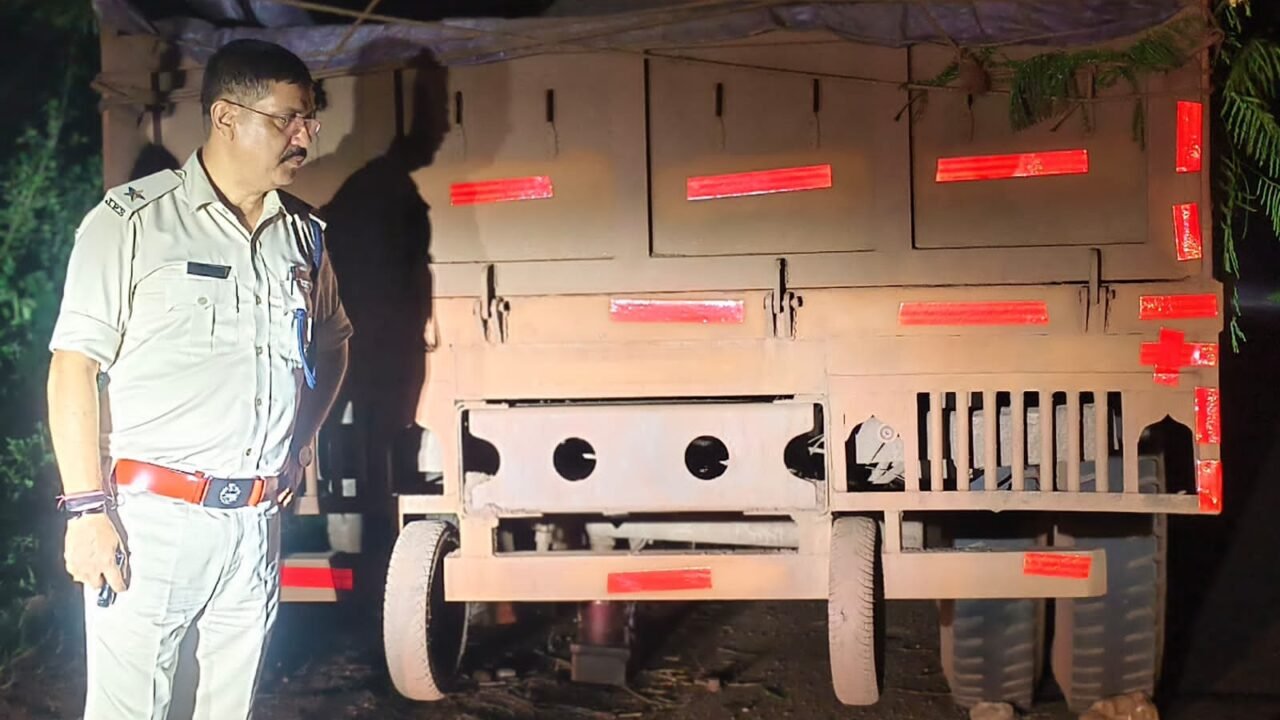 ट्रैफिक पुलिस ने मुख्य सड़क पर खड़े ब्रेकडाउन वाहनों पर लगाया रेडियम, हादसों का खतरा होगा कम ।