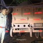 ट्रैफिक पुलिस ने मुख्य सड़क पर खड़े ब्रेकडाउन वाहनों पर लगाया रेडियम, हादसों का खतरा होगा कम ।