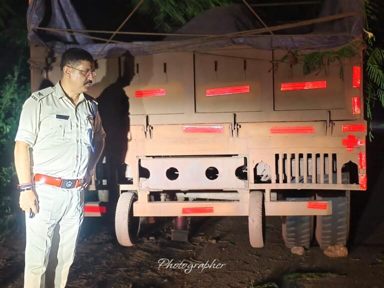 ट्रैफिक पुलिस ने मुख्य सड़क पर खड़े ब्रेकडाउन वाहनों पर लगाया रेडियम, हादसों का खतरा होगा कम ।