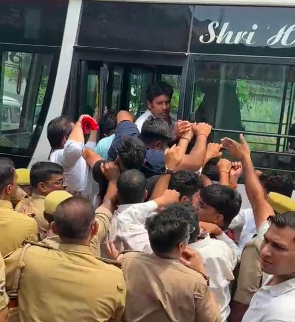 किसान आंदोलन से डरी योगी सरकार – जनपद को छावनी में बदला, फिर भी हर गांव से उठी हक की आवाज किसान आंदोलन से डरी योगी सरकार – जनपद को छावनी में बदला, फिर भी हर गांव से उठी हक की आवाज