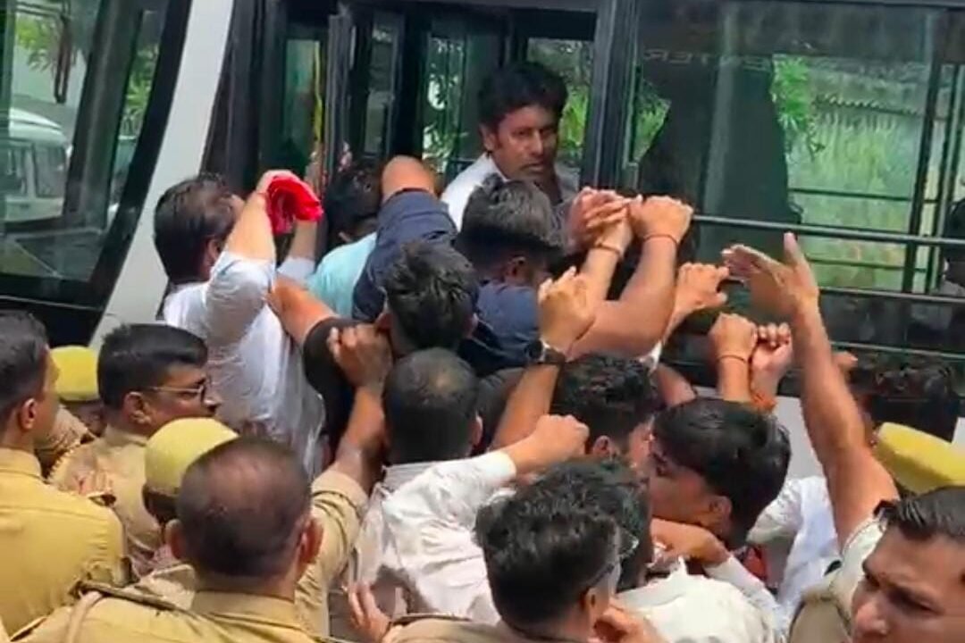 किसान आंदोलन से डरी योगी सरकार – जनपद को छावनी में बदला, फिर भी हर गांव से उठी हक की आवाज