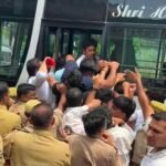 किसान आंदोलन से डरी योगी सरकार – जनपद को छावनी में बदला, फिर भी हर गांव से उठी हक की आवाज