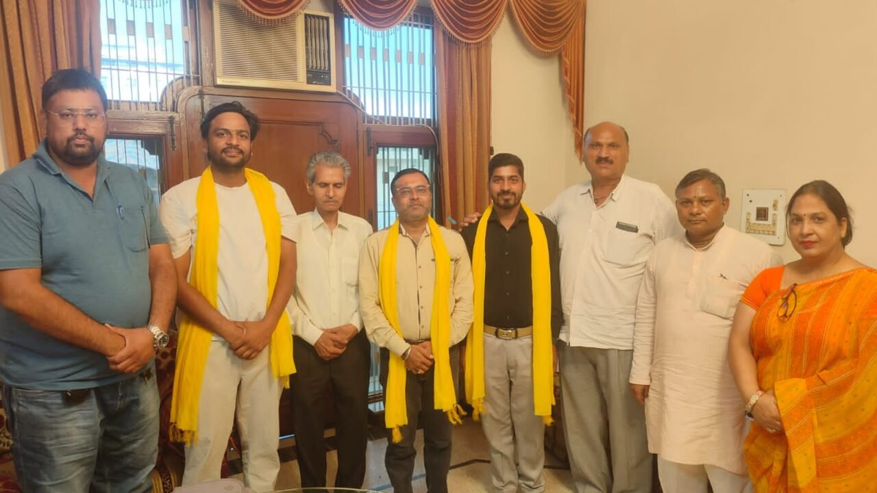 हापुड़ में क्रीड़ा भारती बैठक: सौरभ बने ज़िला क्रीड़ा केंद्र प्रमुख, मोहित ज़िला सूर्यनमस्कार प्रमुख, नितिन रावत ज़िला दिव्यांग प्रमुख, निशांत को नगर मंत्री की जिम्मेदारी।