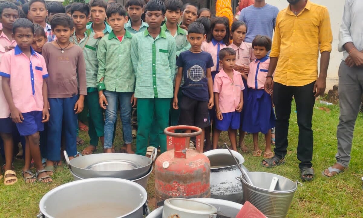 आज भोजन बंद है, मास्टर चोर है’ के नारों से गूंजा स्कूल,एम डी एम गबन के बाद सचिव फरार,