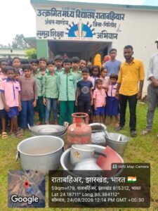 आज भोजन बंद है, मास्टर चोर है’ के नारों से गूंजा स्कूल,एम डी एम गबन के बाद सचिव फरार,