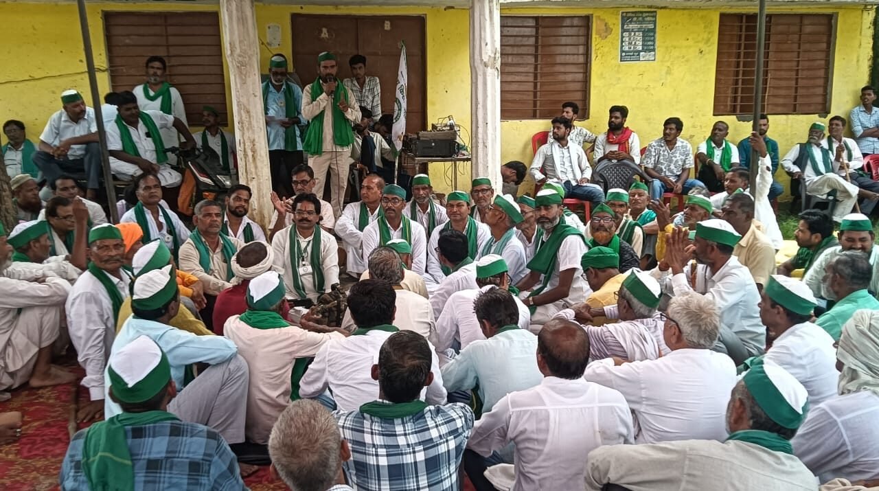 चकबंदी विवाद ने पकड़ा तूल, मुकदमे के विरोध में भाकियू का अनिश्चितकालीन धरना शुरू ।