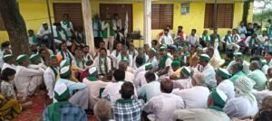 चकबंदी विवाद ने पकड़ा तूल, मुकदमे के विरोध में भाकियू का अनिश्चितकालीन धरना शुरू ।