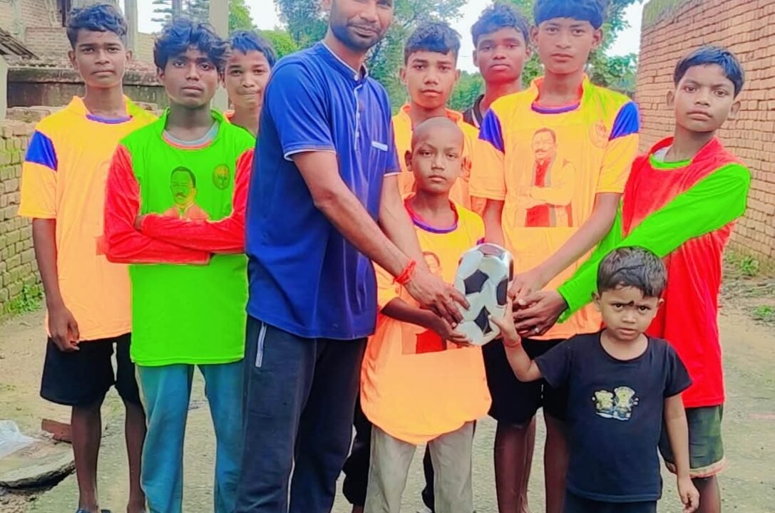पूर्व विधायक किशुन कुमार दास ने लुकैईया गांव के आदिवासी बच्चों में बांटी खेल सामग्री, खिले चेहरे ।