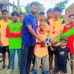 पूर्व विधायक किशुन कुमार दास ने लुकैईया गांव के आदिवासी बच्चों में बांटी खेल सामग्री, खिले चेहरे ।