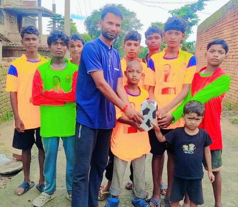 पूर्व विधायक किशुन कुमार दास ने लुकैईया गांव के आदिवासी बच्चों में बांटी खेल सामग्री, खिले चेहरे ।