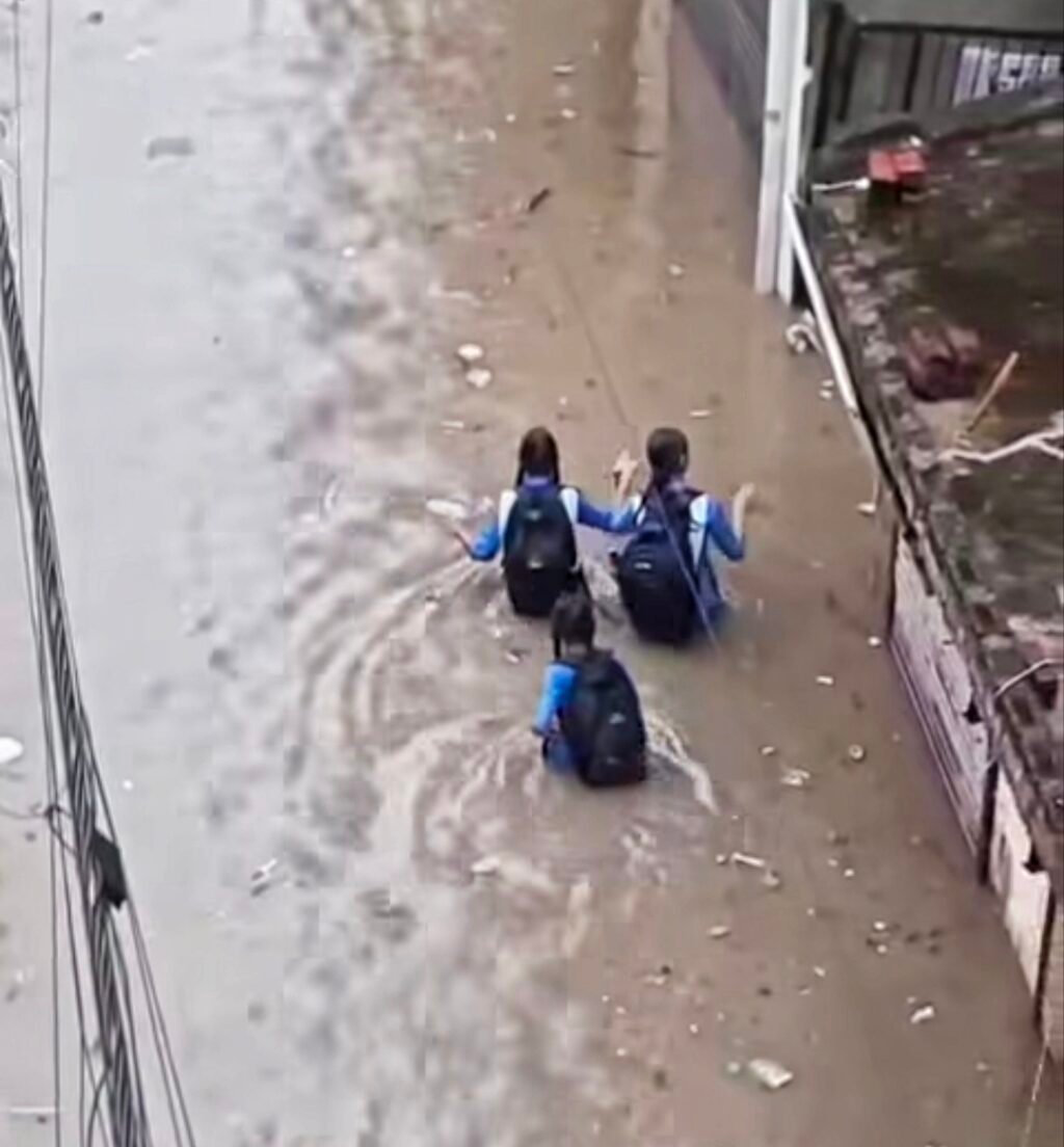 विधायको को भारी फंड मिलने के बावजूद एक बारिश में व्यवस्था की हवा निकली कमर तक पानी में जनता, जवाब देने वाला कौन?