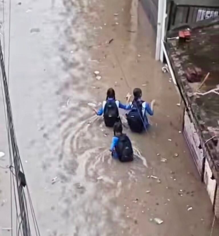 विधायको को भारी फंड मिलने के बावजूद एक बारिश में व्यवस्था की हवा निकली कमर तक पानी में जनता, जवाब देने वाला कौन?