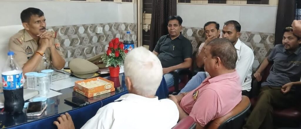 हंसी ठिठोली के साथ कोतवाल ने की पत्रकारों से मुलाकात हंसी ठिठोली के साथ कोतवाल ने की पत्रकारों से मुलाकात