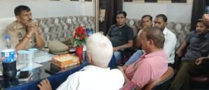 हंसी ठिठोली के साथ कोतवाल ने की पत्रकारों से मुलाकात