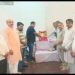 अधिवक्ता अनिल कश्यप की माता श्रीमती अतरकली को श्रद्धांजलि देने उमडे गजप्रस्थवासी ।