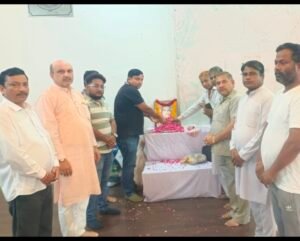 अधिवक्ता अनिल कश्यप की माता श्रीमती अतरकली को श्रद्धांजलि देने उमडे गजप्रस्थवासी ।