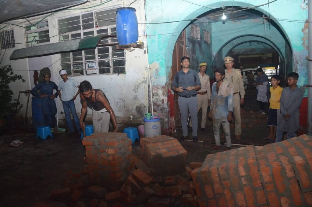 चमनगंज में शत्रु संपत्ति पर अवैध निर्माण ध्वस्त, 2 के खिलाफ एफआईआर की तहरीर चमनगंज में शत्रु संपत्ति पर अवैध निर्माण ध्वस्त, 2 के खिलाफ एफआईआर की तहरीर