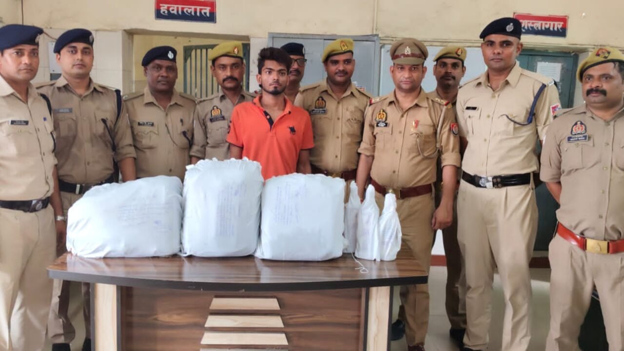 कानपुर सेंट्रल स्टेशन पर 1 लाख की अवैध अंग्रेजी शराब के साथ युवक गिरफ्तार ।  