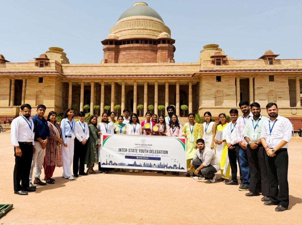 राष्ट्रपति भवन पहुंचा यूथ सोशलग्राम का अंतरराज्यीय युवा प्रतिनिधिमंडल । राष्ट्रपति भवन में आयोजित चेंज ऑफ गार्ड समारोह में भागीदारी निभाई ।