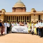 राष्ट्रपति भवन पहुंचा यूथ सोशलग्राम का अंतरराज्यीय युवा प्रतिनिधिमंडल । राष्ट्रपति भवन में आयोजित चेंज ऑफ गार्ड समारोह में भागीदारी निभाई ।