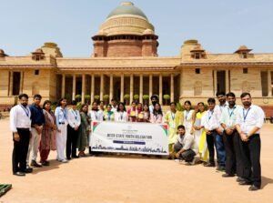 राष्ट्रपति भवन पहुंचा यूथ सोशलग्राम का अंतरराज्यीय युवा प्रतिनिधिमंडल । राष्ट्रपति भवन में आयोजित चेंज ऑफ गार्ड समारोह में भागीदारी निभाई ।