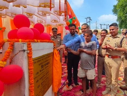 जनपद गाजीपुर में को किया गया शिलान्यास, पप्पू पंचर वाले से उद्घाटन कराकर पुलिस ने जनता ओर पुलिस के फासले को कम करने की मिसाल पेश की।