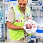 सरिता विहार में 6-7 दिन का नवजात मिला बेसहारा—इंसानियत ने छोड़ा, PCR बनी फरिश्ता; AIIMS में जिंदगी की जंग जारी
