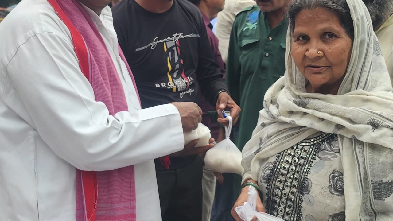 ₹30 प्रति किलो चीनी वितरित कर सपा ने दिया जनहित का संदेश !