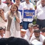 बच्चों की साइकिल खरीद फरोख्त को लेकर, दिल्ली सचिवालय पर आम आदमी पार्टी का धरना प्रदर्शन ।