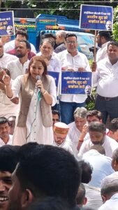 बच्चों की साइकिल खरीद फरोख्त को लेकर, दिल्ली सचिवालय पर आम आदमी पार्टी का धरना प्रदर्शन ।