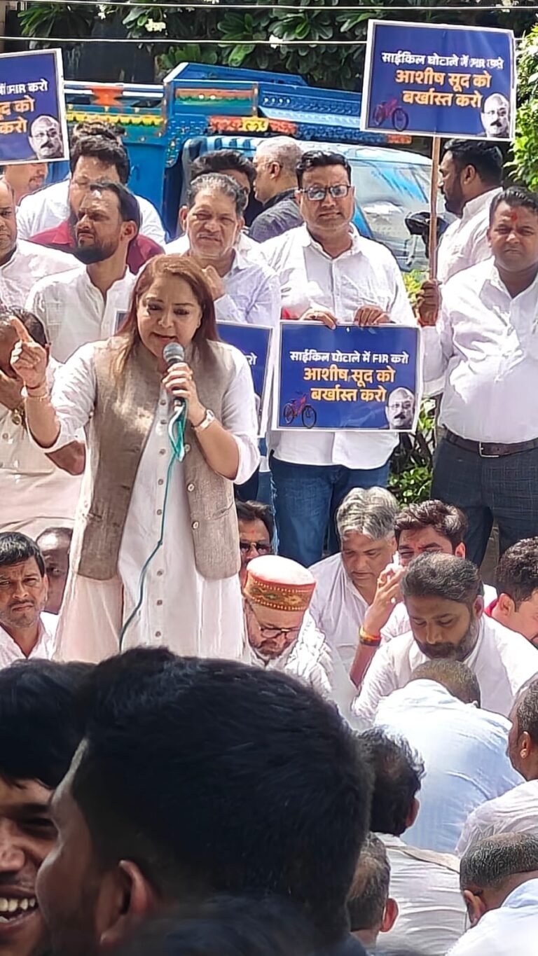 बच्चों की साइकिल खरीद फरोख्त को लेकर, दिल्ली सचिवालय पर आम आदमी पार्टी का धरना प्रदर्शन ।