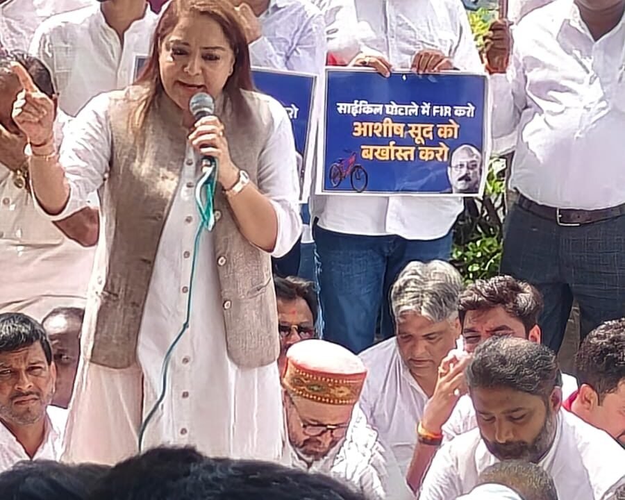बच्चों की साइकिल खरीद फरोख्त को लेकर, दिल्ली सचिवालय पर आम आदमी पार्टी का धरना प्रदर्शन ।