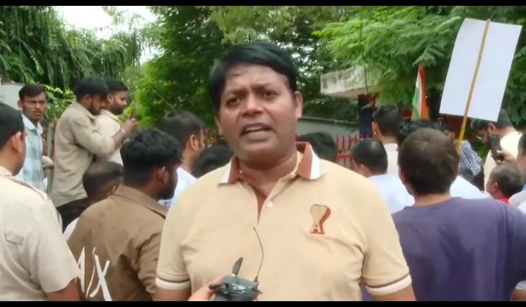 नशे के खिलाफ ‘विजय कुमार’ की दहाड़! त्रिलोकपुरी के निगम पार्षद ने कल्याणपुरी में खोला मोर्चा, पुलिस-प्रशासन से मांगा जवाब ।