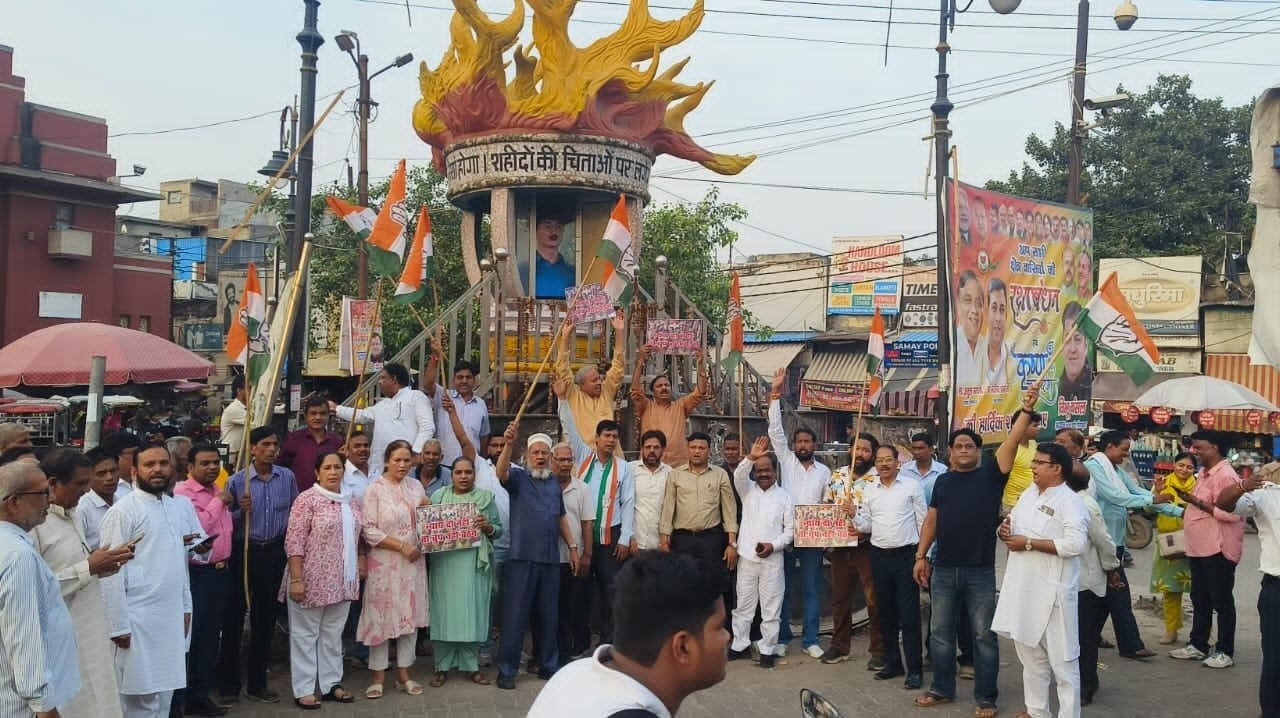 गाजियाबाद में कांग्रेस का जोरदार धरना-प्रदर्शन, जातिवादी राजनीति के खिलाफ उठाई आवाज ।