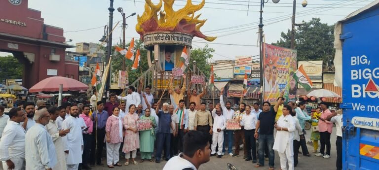 गाजियाबाद में कांग्रेस का जोरदार धरना-प्रदर्शन, जातिवादी राजनीति के खिलाफ उठाई आवाज ।
