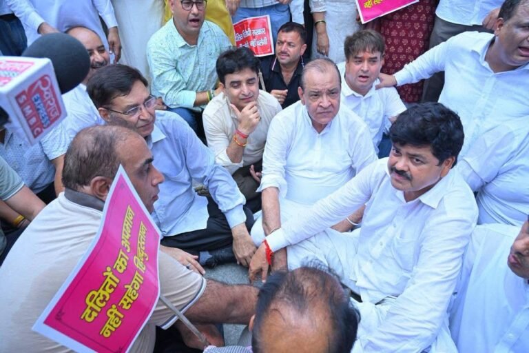 देहरादून में हल्द्वानी के रामलीला मैदान में माननीय राष्ट्रीय अध्यक्ष श्री मल्लिकार्जुन खड़गे जी की रैली के बाद किए गए ‘शुद्धिकरण’ के दोषियों पर कार्रवाई की मांग ।