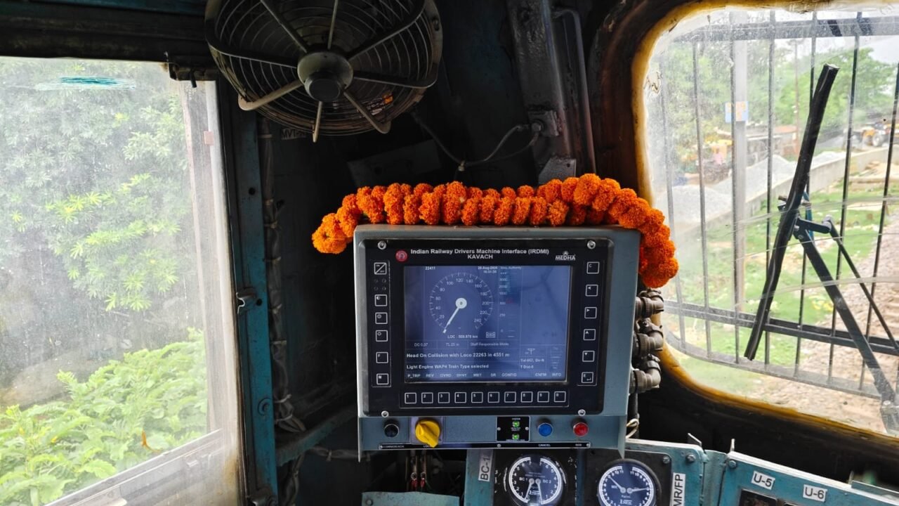 बस्ती होकर गुजरने वाली ट्रेनों को मिला ‘कवच’, अब टक्कर रोकने को खुद लगेगा ब्रेक !