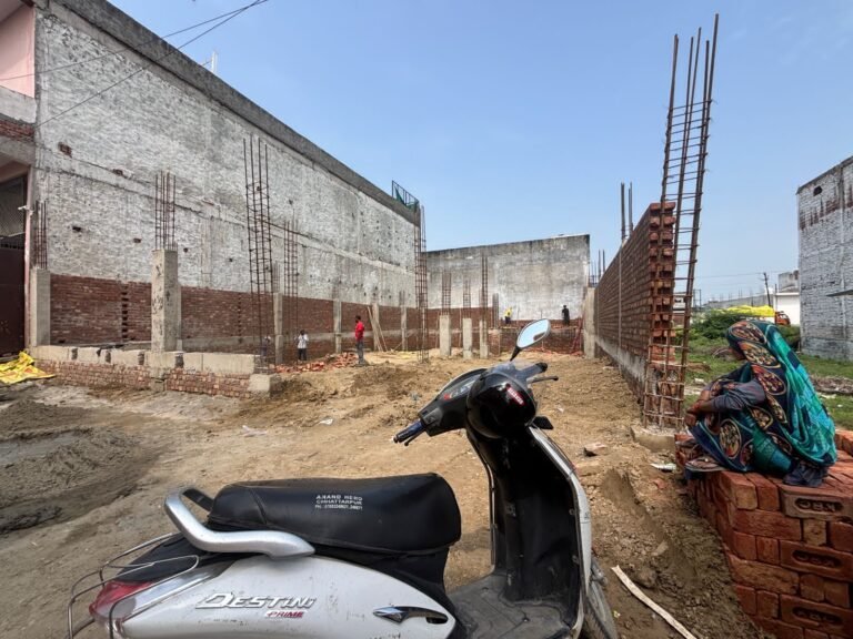 मेरठ विकास प्राधिकरण के अधिकारियों के सहयोग से तैयार किया गया जा चुका पांच मंजिला बेसमेंट सहित कमर्शियल शोरूम का अवैध निर्माण ।