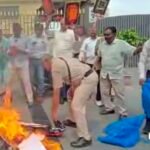 नई दिल्ली स्थित RSS मुख्यालय के सामने मनुस्मृति की प्रतियां और RSS की ड्रेस जलाकर विरोध प्रदर्शन किया गया ।