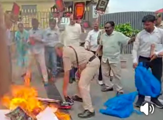 नई दिल्ली स्थित RSS मुख्यालय के सामने मनुस्मृति की प्रतियां और RSS की ड्रेस जलाकर विरोध प्रदर्शन किया गया ।