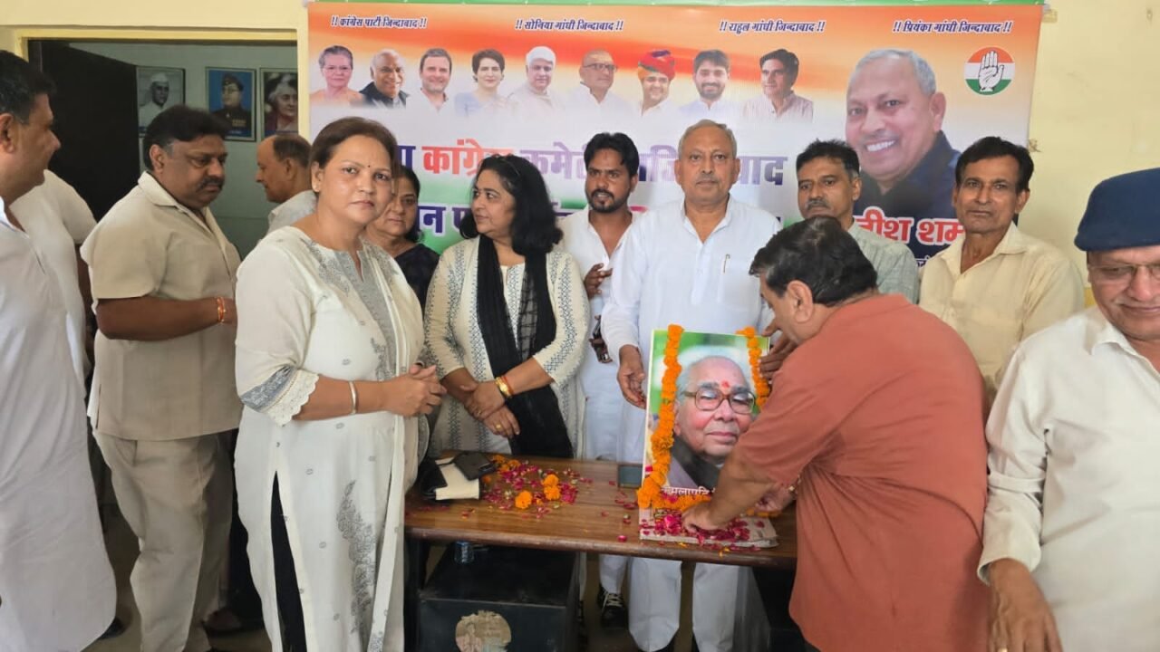 जिला कांग्रेस की मासिक बैठक में चुनावी रणनीति पर मंथन, बसपा-भाजपा कार्यकर्ताओं ने थामा कांग्रेस का हाथ ।