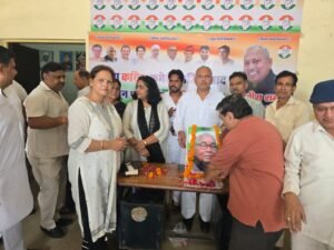 जिला कांग्रेस की मासिक बैठक में चुनावी रणनीति पर मंथन, बसपा-भाजपा कार्यकर्ताओं ने थामा कांग्रेस का हाथ ।