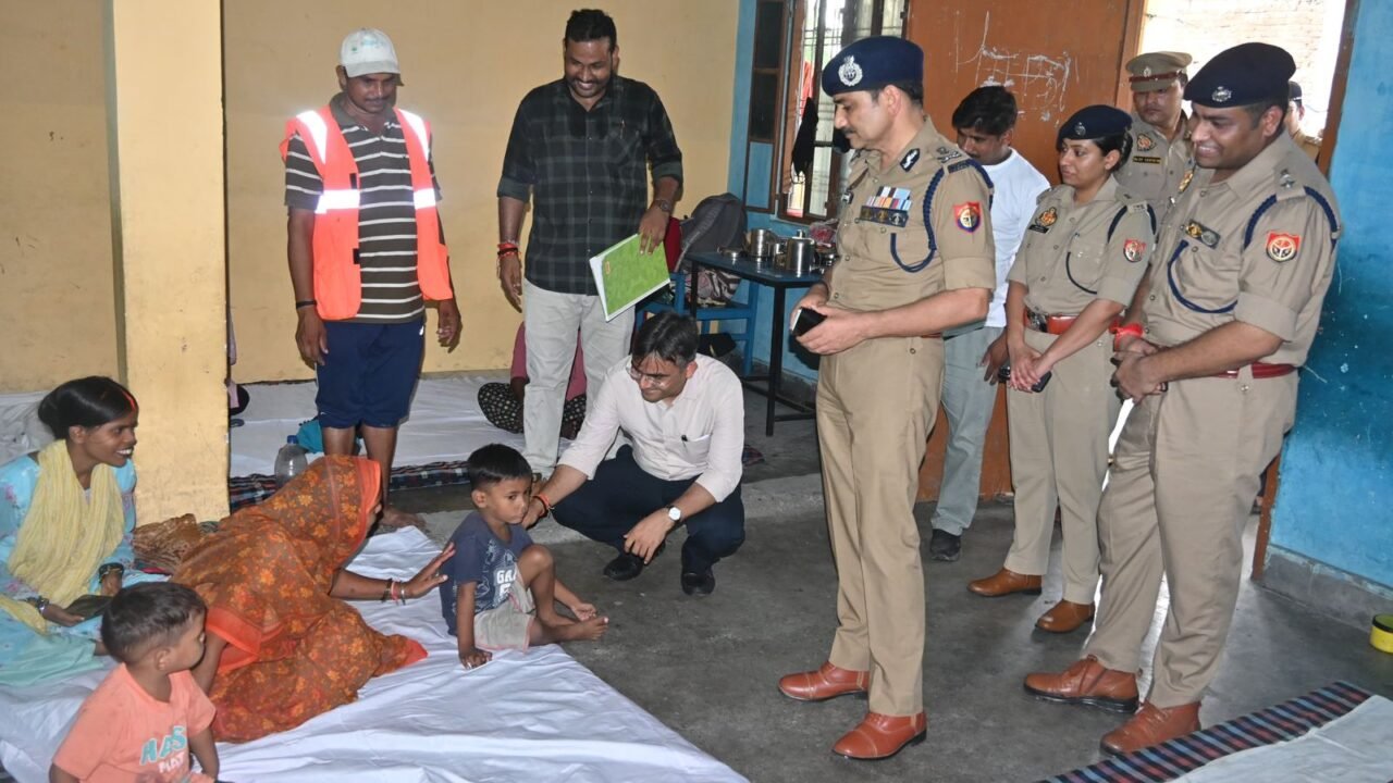 बाढ़ राहत शिविर नवोदय विद्यालय, दनियालपुर और चित्रकूट कान्वेन्ट इण्टरमीडिएट कॉलेज का निरीक्षण कर वहां उपलब्ध व्यवस्थाओं का भी जायजा लिया ।