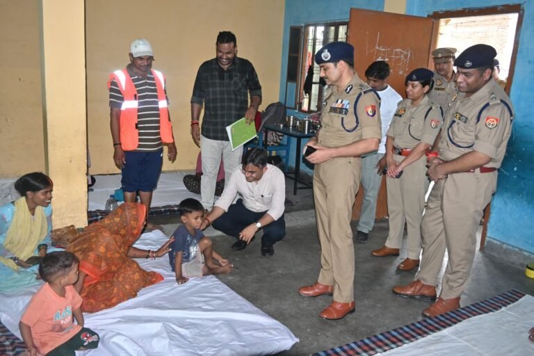 बाढ़ राहत शिविर नवोदय विद्यालय, दनियालपुर और चित्रकूट कान्वेन्ट इण्टरमीडिएट कॉलेज का निरीक्षण कर वहां उपलब्ध व्यवस्थाओं का भी जायजा लिया ।